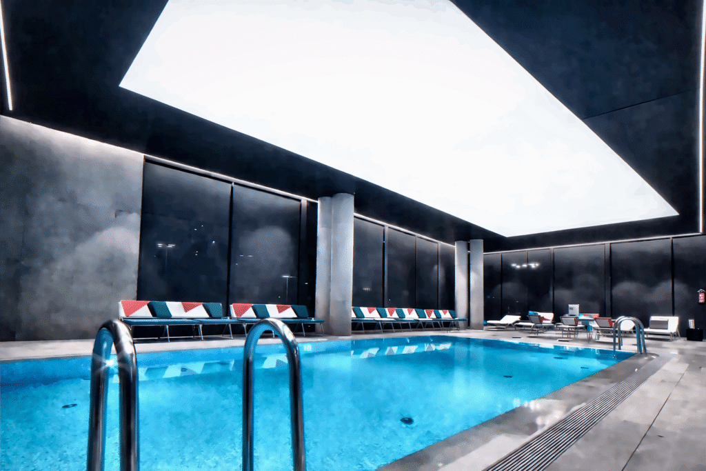 سقف مشدود بتصميم عصري مع إضاءة محيطية