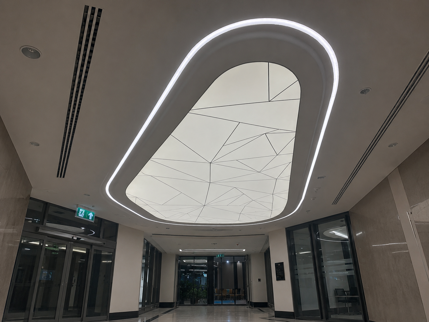 سقف فرنسي مشدودStretch Ceiling بإضاءة LED دائرية في بهو مشروع تجاري بالرياض